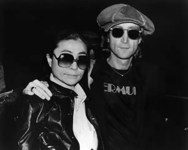 Yoko Ono y John Lennon.