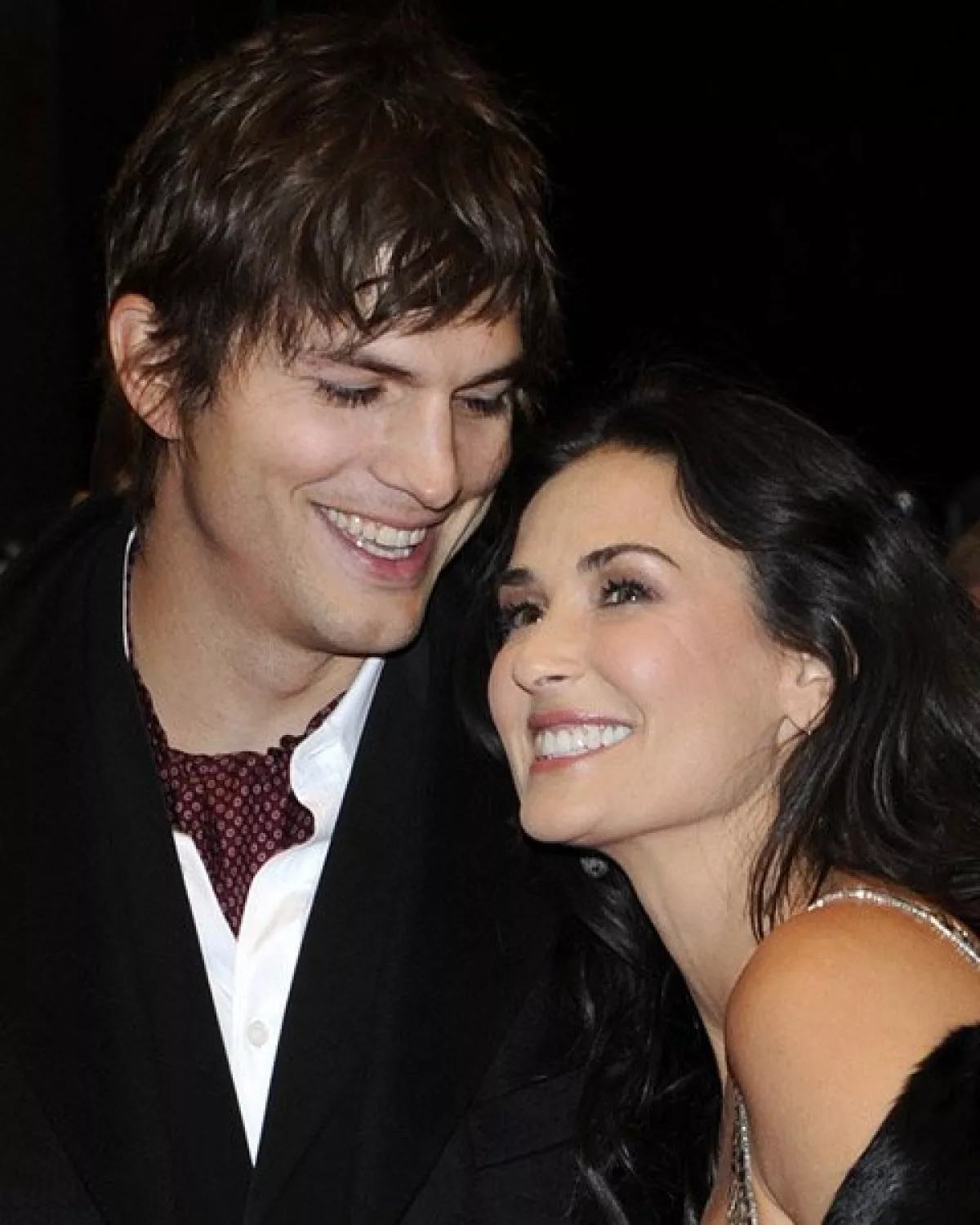 Ashton Kutcher es 16 años menor que Demi Moore.