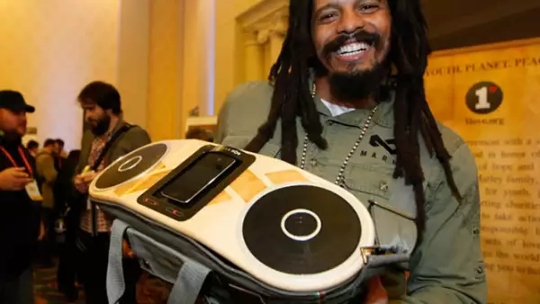 Rohan Marley muestra una bolsa que contiene un sistema de audio portátil para el iPhone.