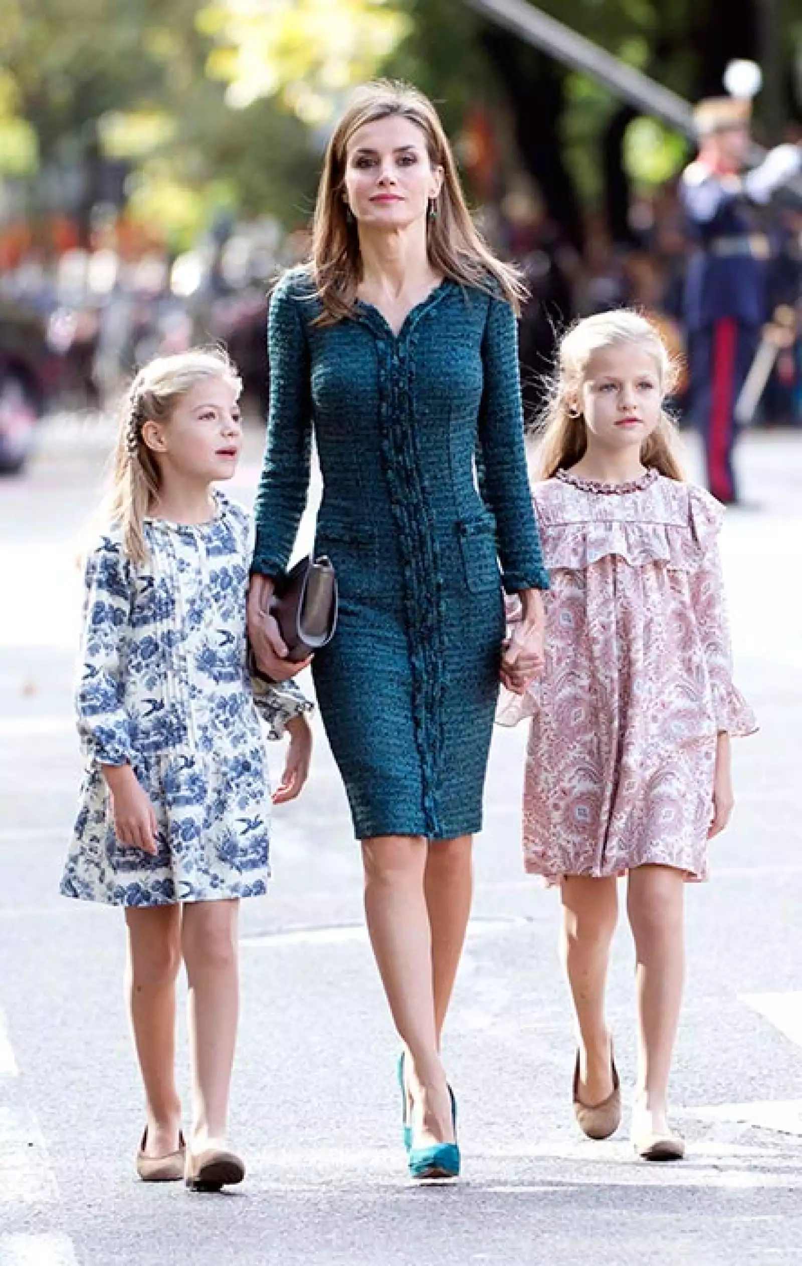 La reina Letizia de España ha forjado un estilo impecable, siempre luce elegante y sobria y parece que lo ha heredado a sus hijas.