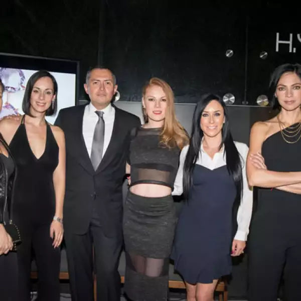 Las famosas posaron con el director de la marca en México, Arturo Reyes.