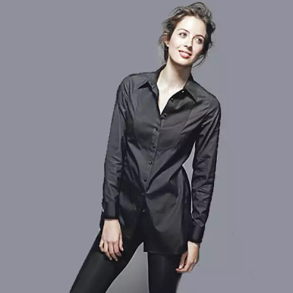 El saco de tweed con dos botones y pantalones de corte relajado es lo más novedoso e incluye detalles de colores contrastantes en el cuello, puños y forros.