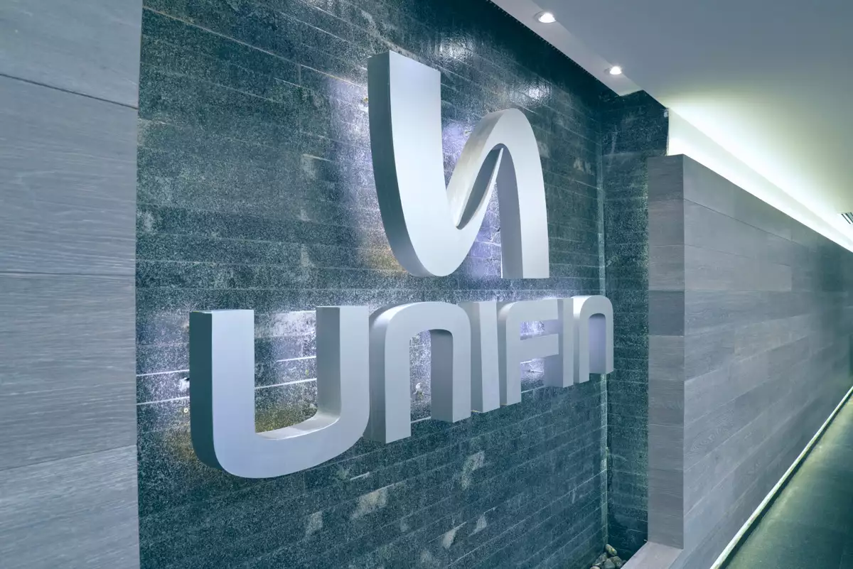 (Logotipo de Unifin en un edificio corporativo)