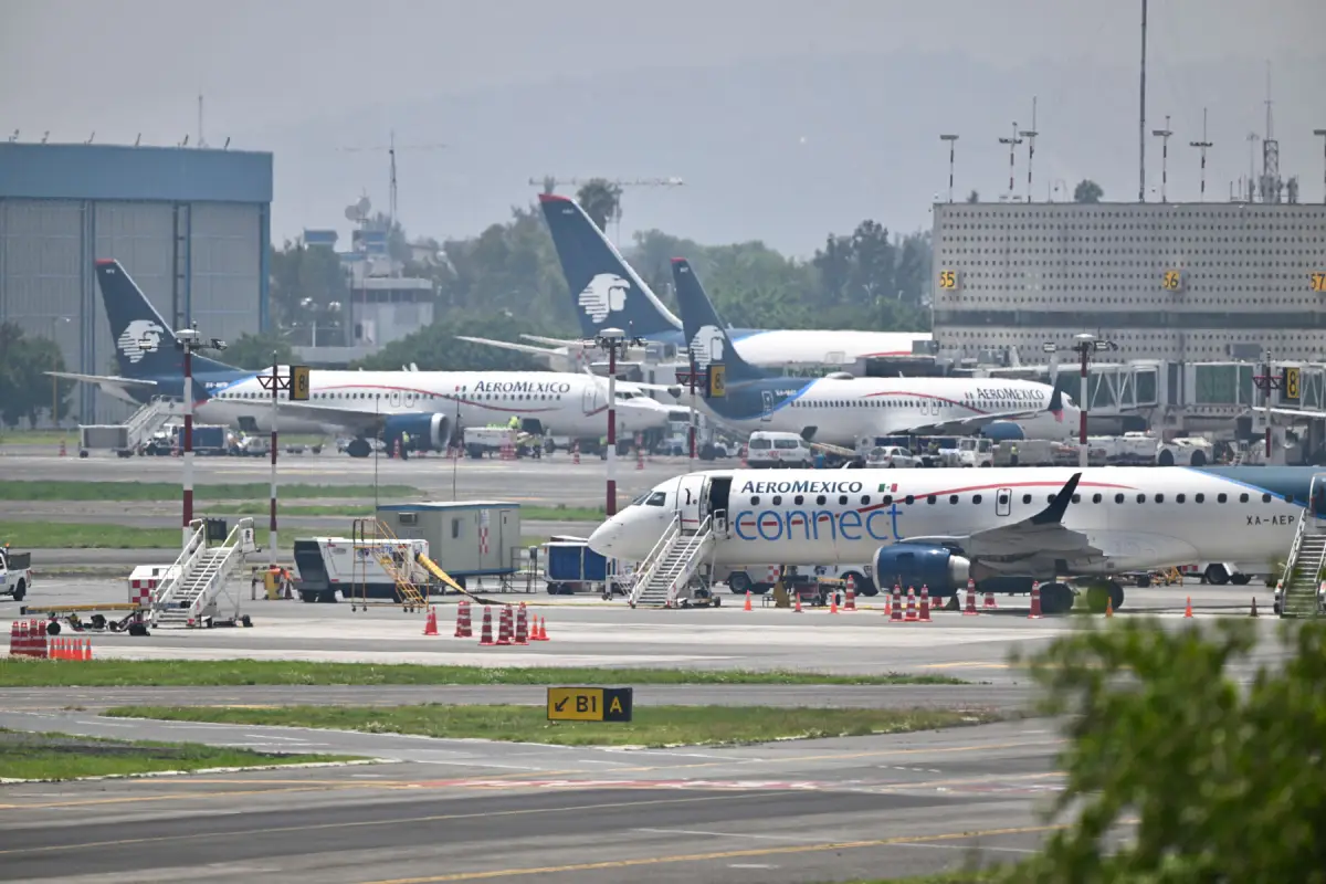 Avión de Aeroméxico sufre falla en pleno vuelo a Mexicali y aterriza de emergencia en el AICM 
