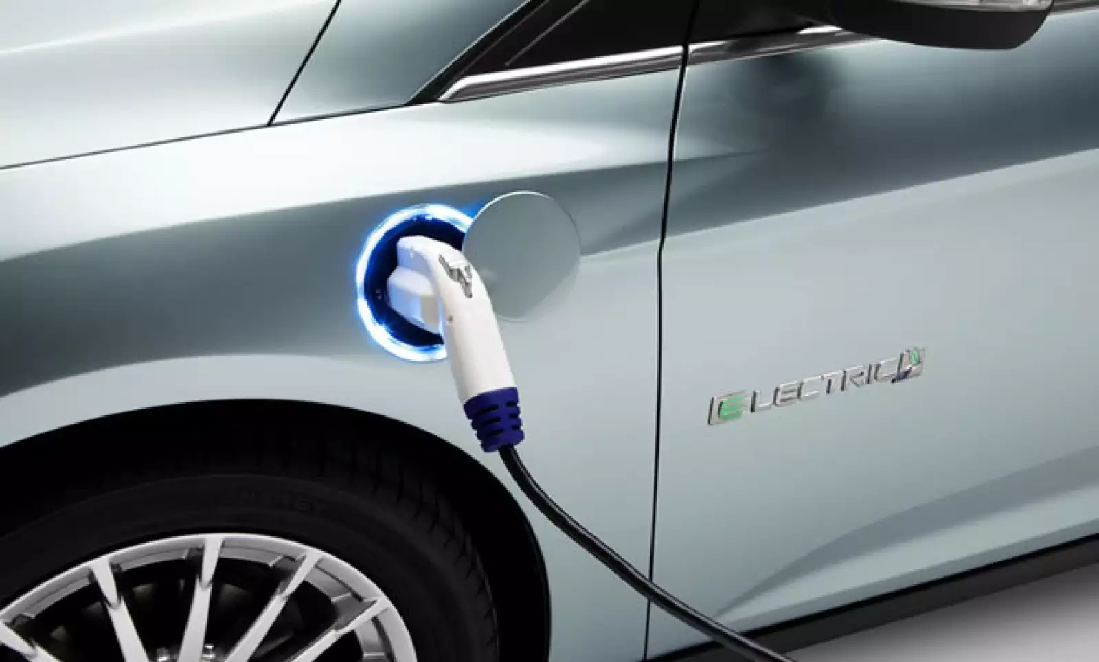 Es capaz de recargarse completamente en tres a cuatro horas en una estación de electricidad de 240 voltios montada en la pared.