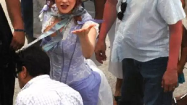 La actriz ha estado muy sonriente y saludando a todos los que están cerca de ella.