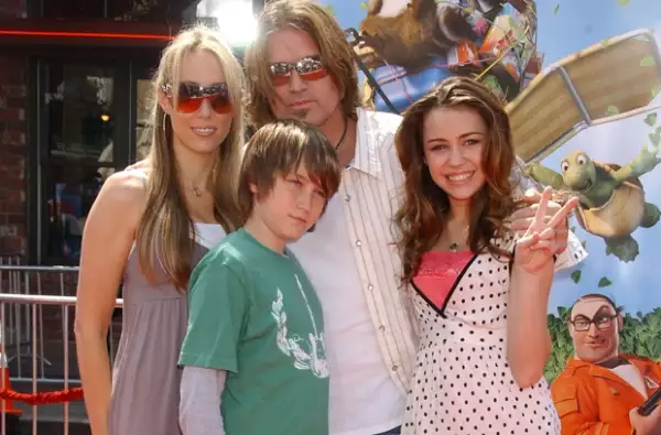 Miley Cyrus viene de una familia pequeña, su madre Leticia, su padre Billy y su hermano. Aunque tiene otros medios hermanos.