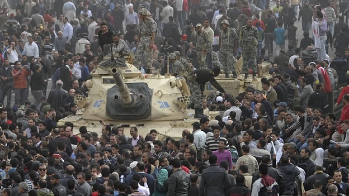 gente alrededor de tanques de guerra