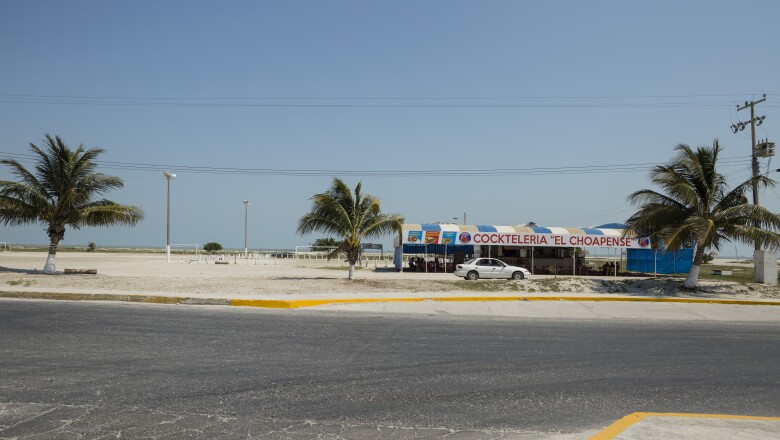 La parte más turística de la playa en Ciudad del Carmen, remodelada a inicios de 2013, luce vacía la mayor parte del tiempo; con restaurantes, tiendas y hoteles nuevos que apenas ven a los pobladores locales tomar una palapa para descansar y remojarse en el mar de la llamada "Perla del Golfo".