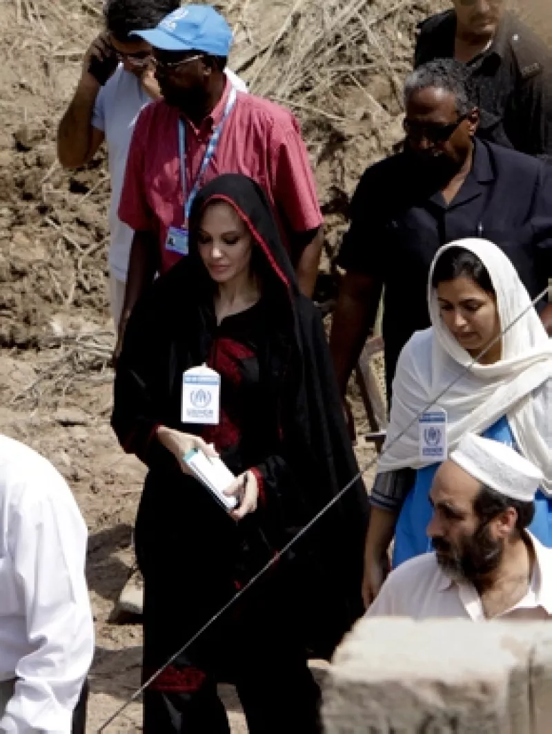 "Estoy muy conmovida por todos los afectados", dijo la actriz al expresar que espera poder hacer algo para ayudar.