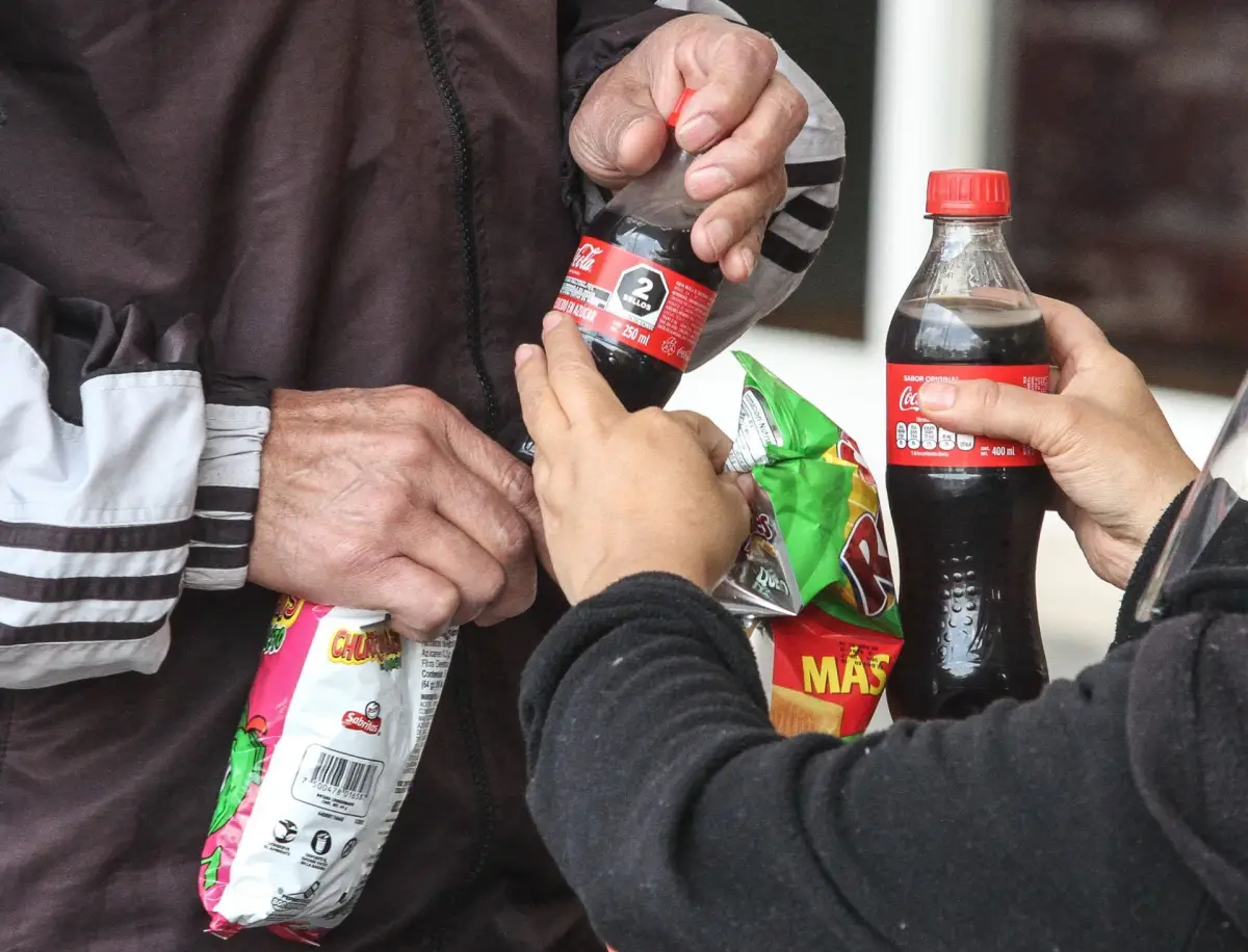 Adiós alimentos ‘chatarra’ en las escuelas: qué implica para Bimbo, Coca-Cola y otras