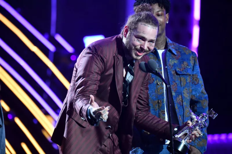 Avión de Post Malone aterriza con éxito