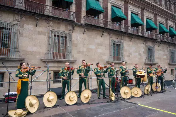 mitin-mariachis.jpeg