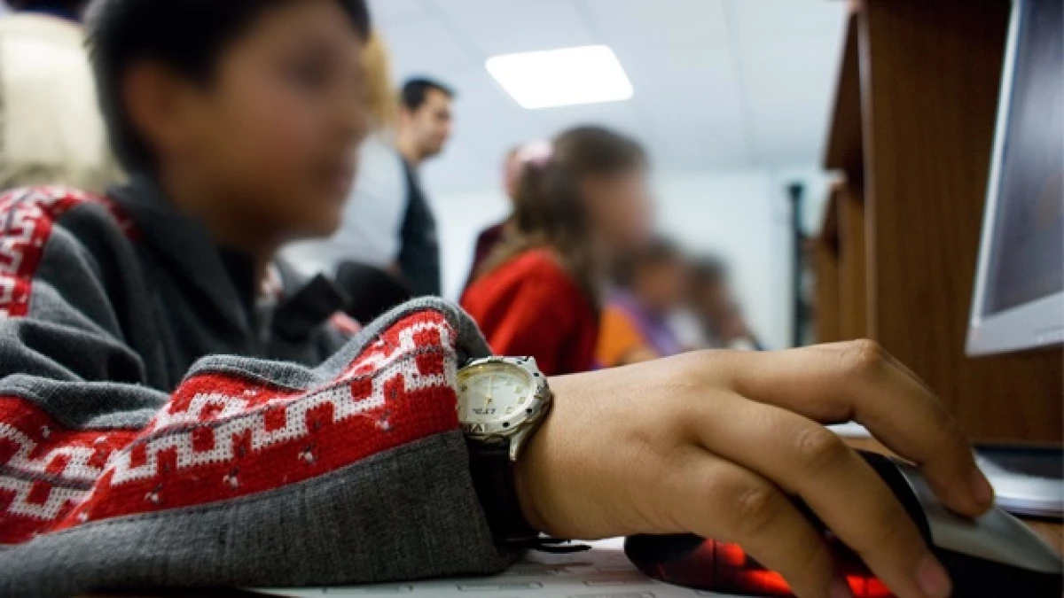 niños usan computadoras