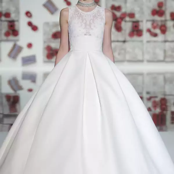 Falda en A y top con transparencias.