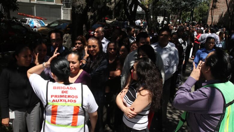 En un primer recorrido por helicóptero, el Jefe de Gobierno del DF, Marcelo Ebrard, manifestó que no había daños materiales de consideración.