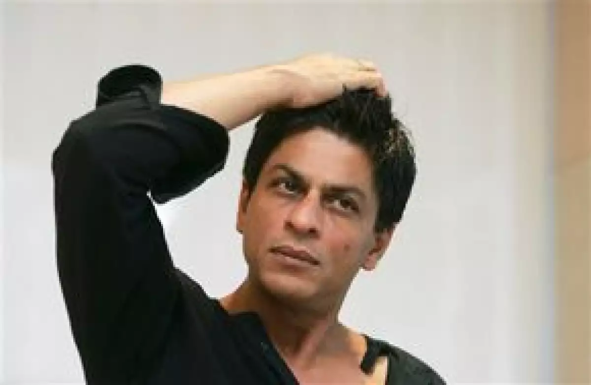 El actor Shan Rukh Khan, considerado uno de los más famosos del cine indio, fue detenido e interrogado este sábado en un aeropuerto de Estados Unidos, donde promociona su nueva película Me llamo Khan.