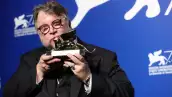 Guillermo del Toro con el Léon de Oro de Venecia. 