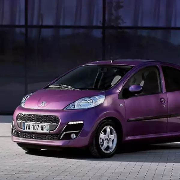 La firma francesa posiciona a este modelo como el primer automóvil dentro del sector joven, con colores llamativos como el morado, rojo y verde.