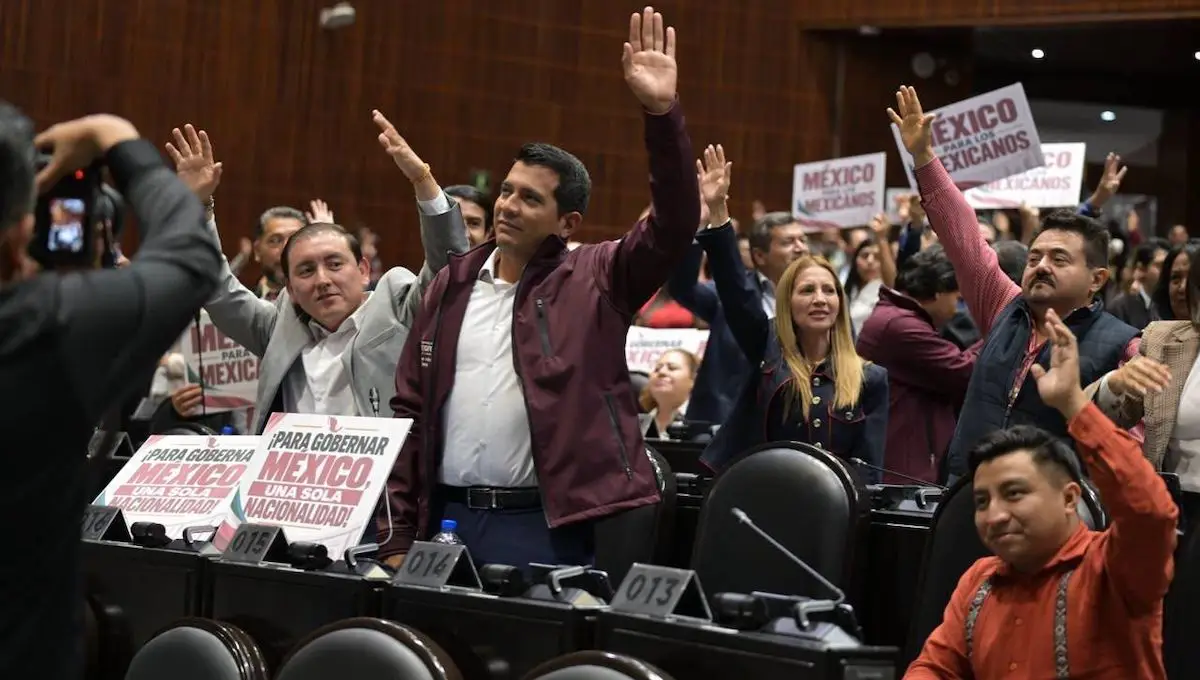 Diputados de Morena levantan la mano durante la votación de la Ley Doble Nacionalidad Diputados. 