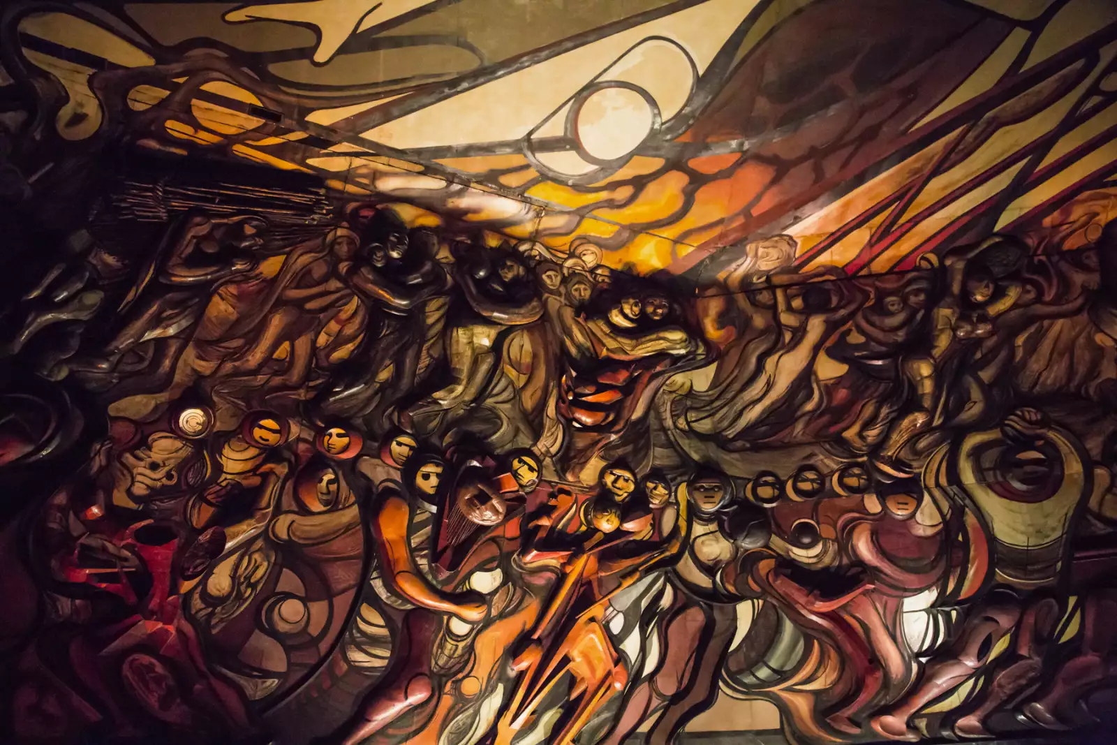 Su mural interior La Marcha de la Humanidad 