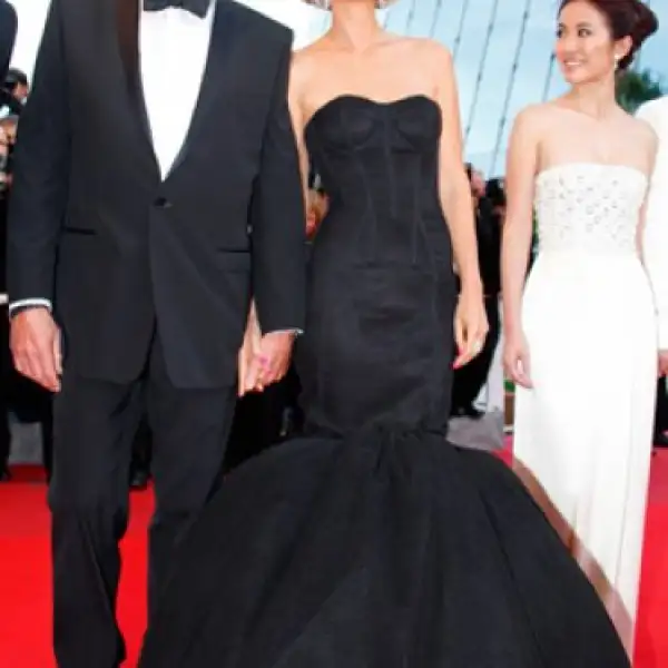 El actor y cantante francés Johnny Hallyday y su esposa Laeticia llegan con la actriz Michelle Ye of Hong-Kong a la presentación de "Vengeance", dirigida por Johnnie To.