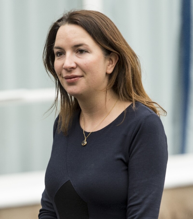 Ella, Becca Deacom, es la sectretaria y asistente personal de la Duquesa de Cambridge. Ella la acompaña siempre a todos lados.