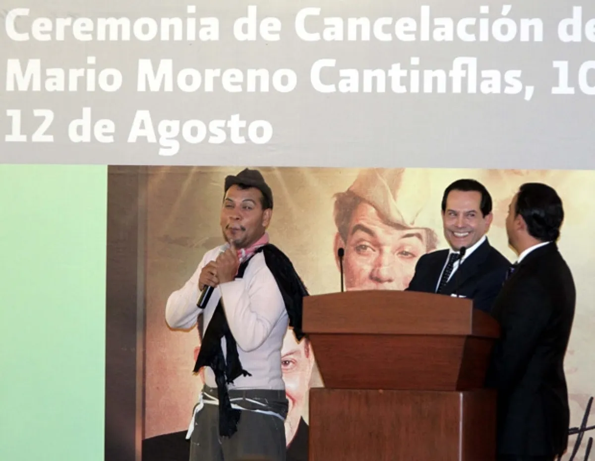 Pepillo Origel y Adal Ramones estuvieron en la ceremonia de cancelación de dos timbres postales en honor a Cantinflas.