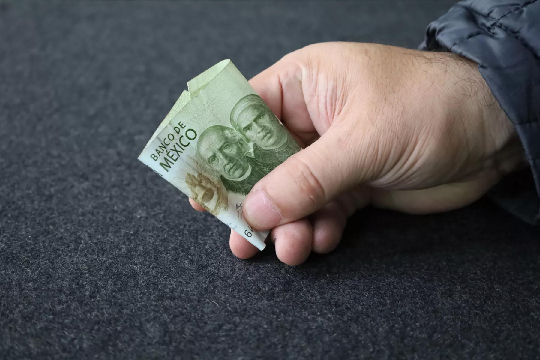 Peso se aprecia frente al dólar