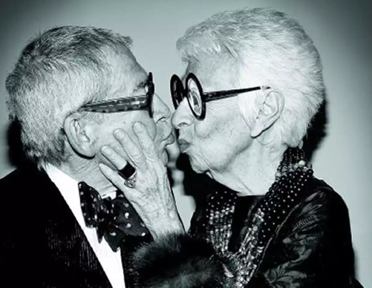 Iris y su esposo, quien cumplirá en agosto un año de muerto.