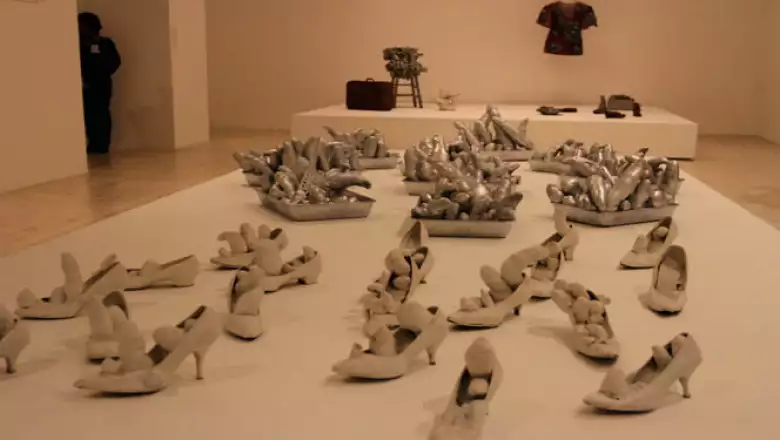 La exposición que se encuentra en su última semana en México comprende las obras creadas por la artista entre 1949 y 2013, que van desde la pintura hasta el performance y el estudio de calle.