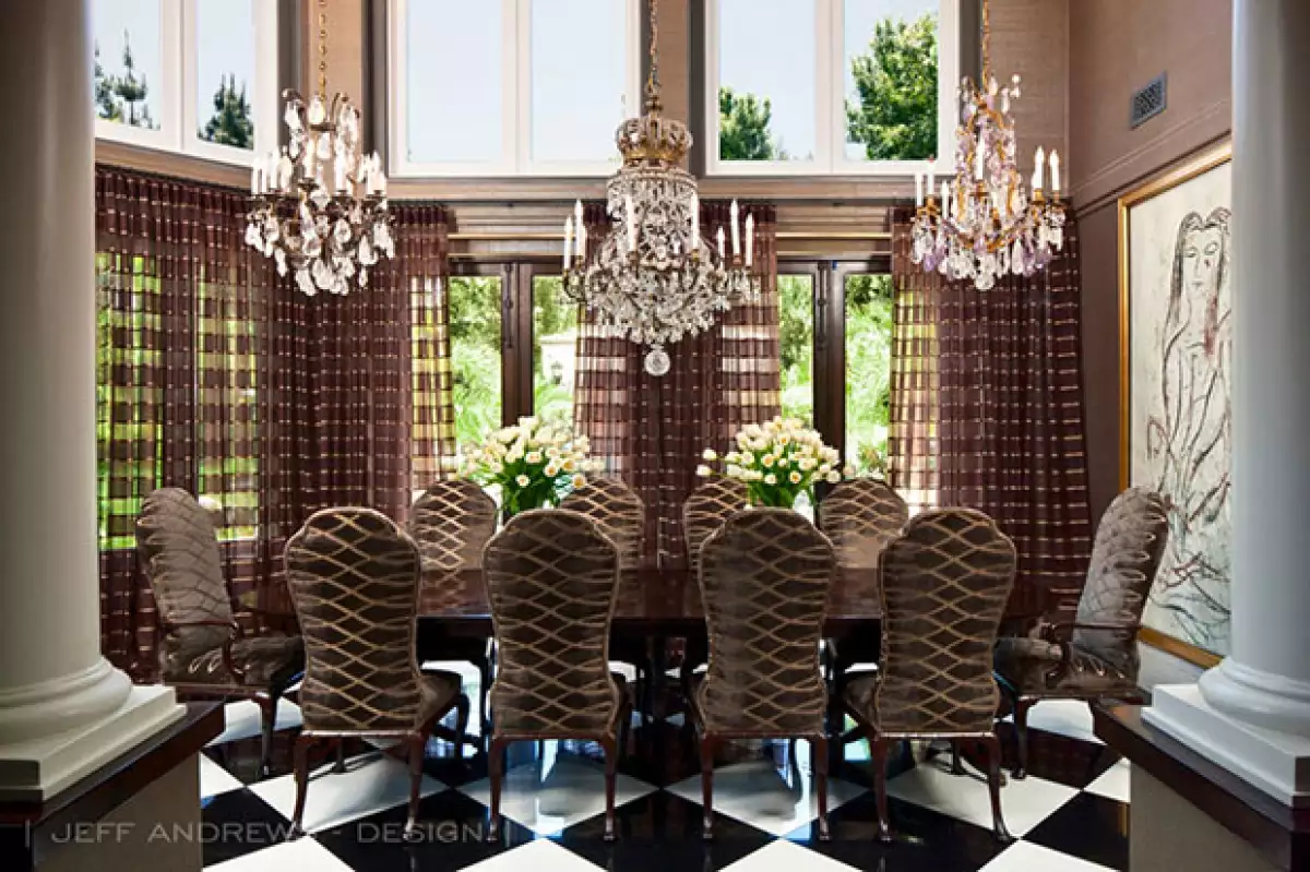 Este cuarto tiene tres de los candelabros favoritos de Kris.