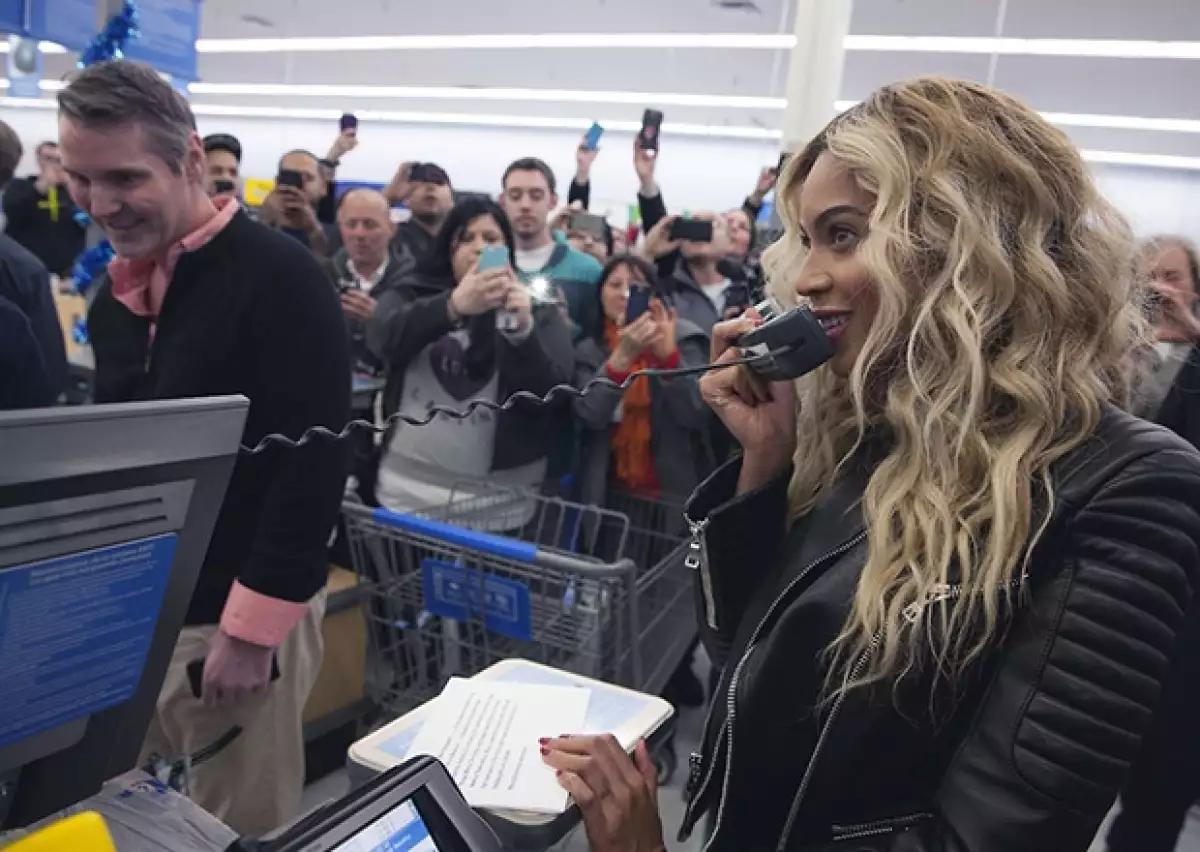 La cantante envió un mensaje navideño drigido a aquellos que hacían sus compras en el lugar.