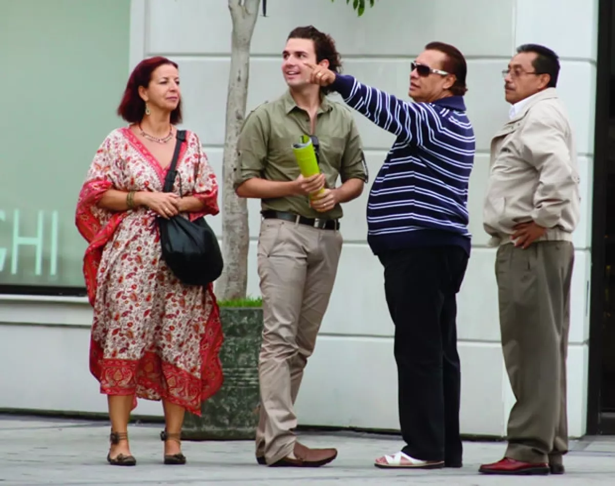 Aquí durante su paseo por Masaryk. Juan Gabriel llevó a Jas y a la mamá de éste, María del Carmen Gordillo Jaén, a comer al Thai Gardens en Polanco.