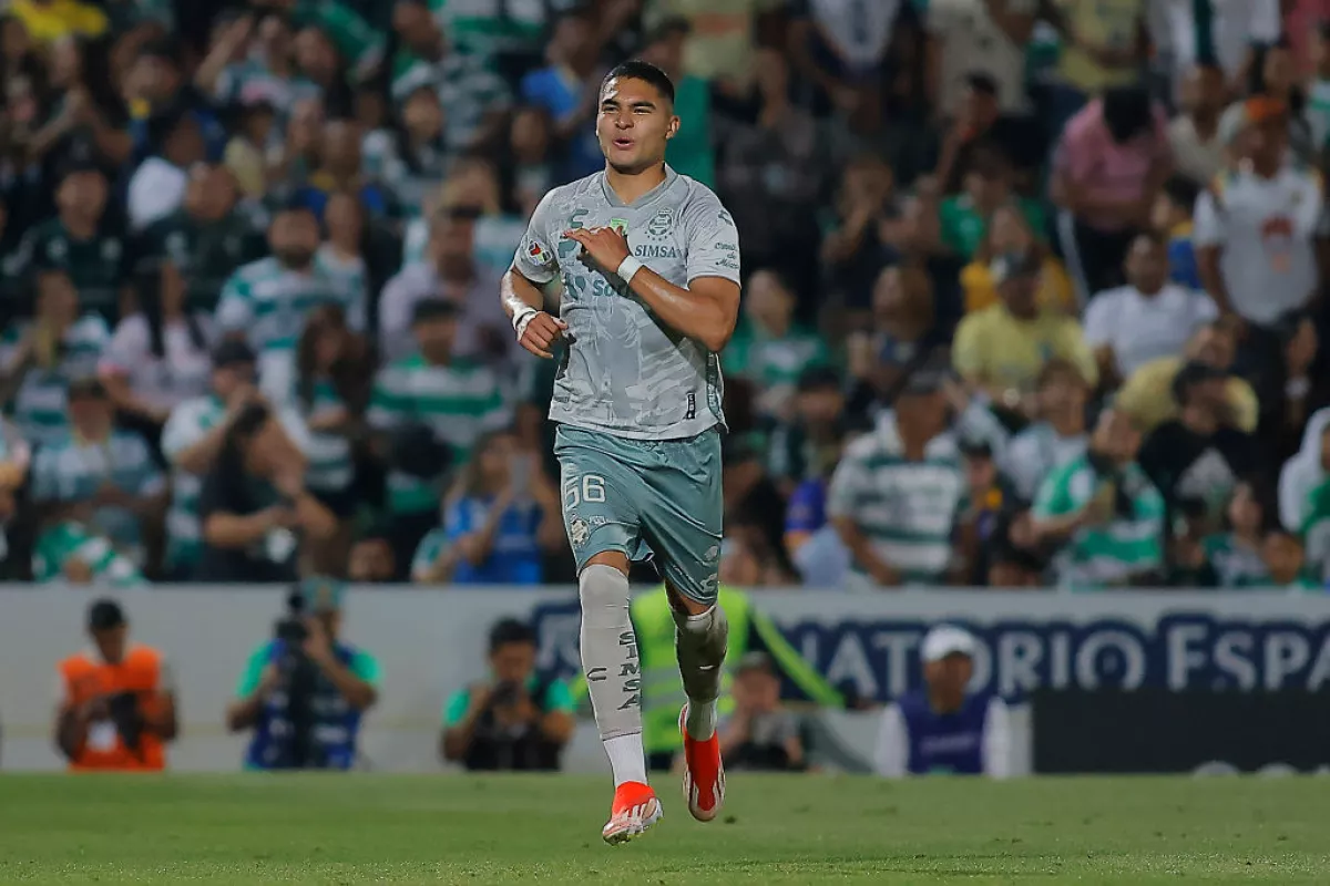 Foto de Stephano Carrillo en el campo de juego con el uniforme del Santos Laguna en un partido de la Liga MX.