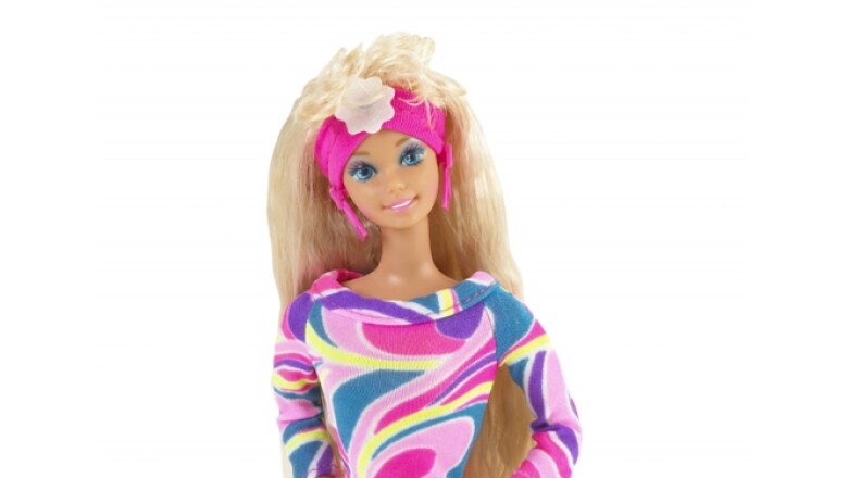 'Barbie' estrenó la década de 1990 con colores vivos y un 'look' bastante casual, además reflejó el nuevo estilo de la mujer de esa época.
