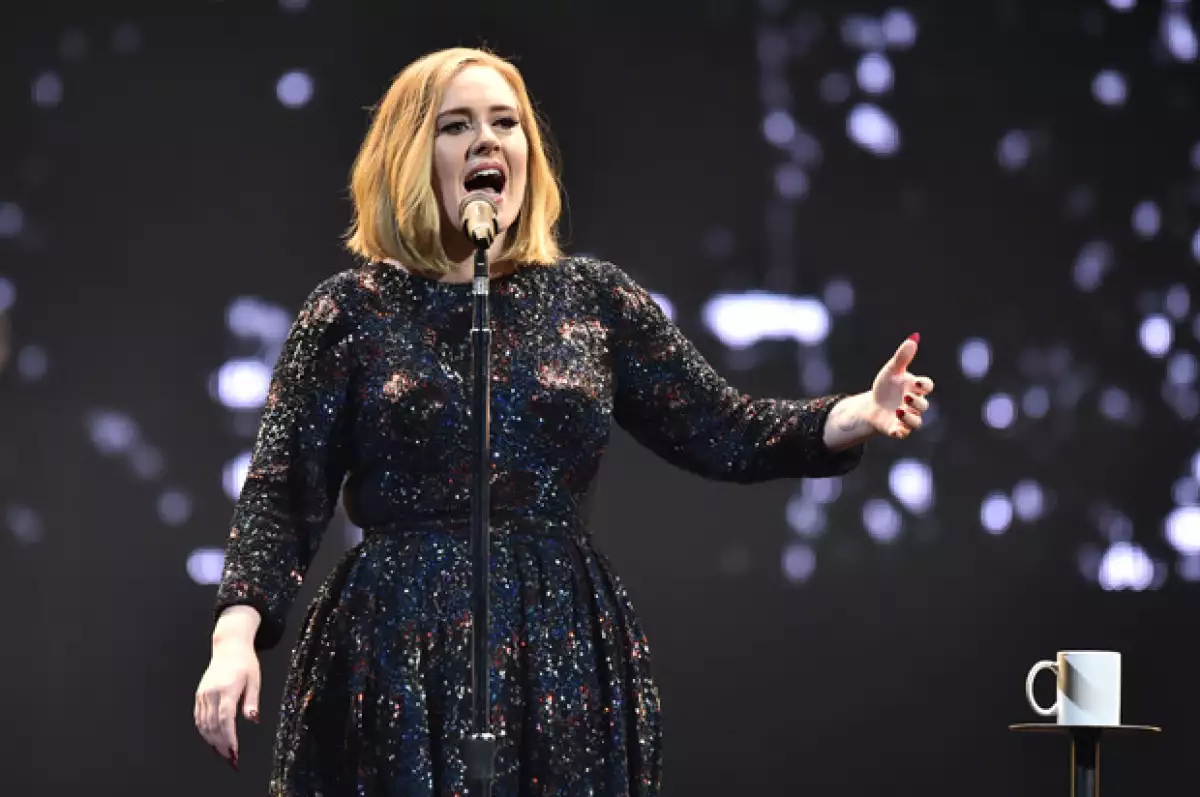 ¿Pucci, Armani o Gucci? Te contamos que diseñador viste a celebridades como Adele, Madonna o JLo en sus giras mundiales.