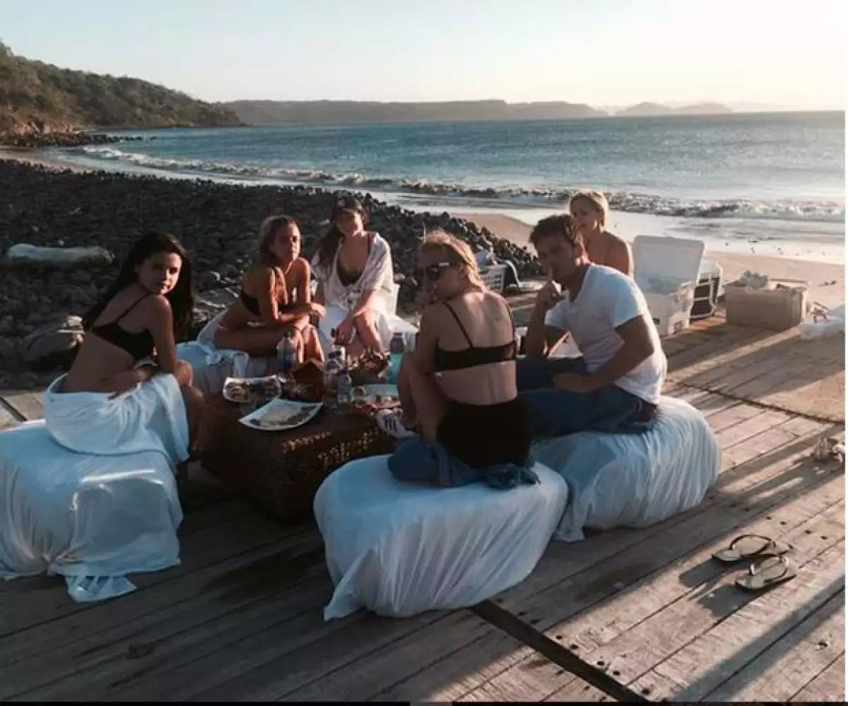 Hace dos semanas, Samuel compartió esta foto en la que aparece Selena y otros amigos.