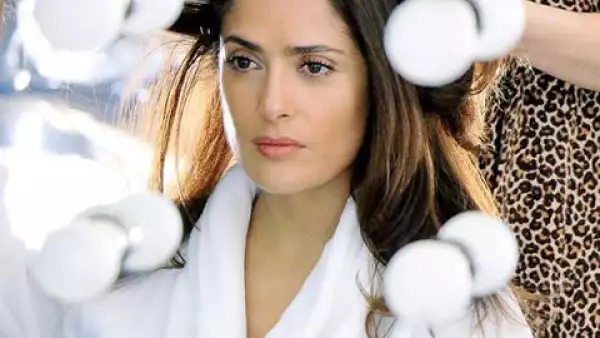 Una de las imágenes de la sesión de fotos mostró los preparativos para ésta.