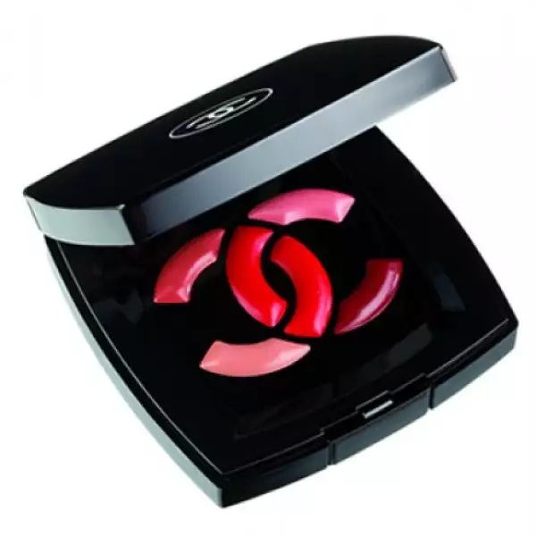 CHANEL, juego de lip gloss con emblema de la marca.