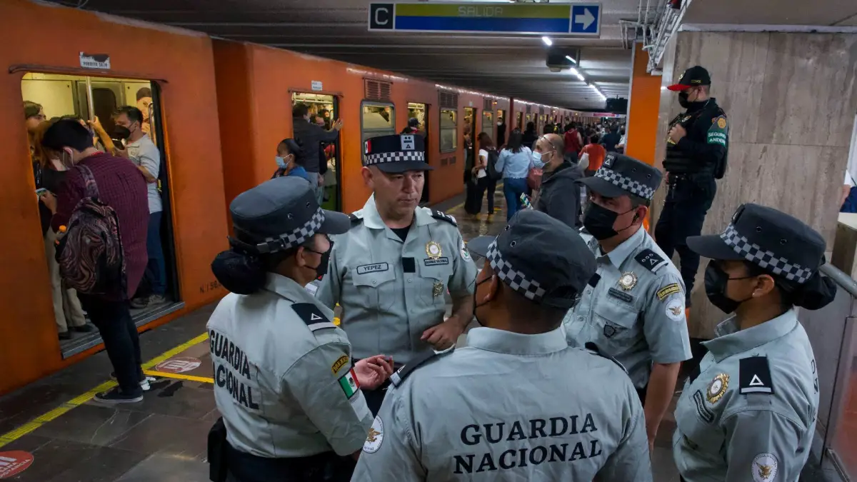 Elementos de la Guardia Nacional comenzaron a resguardar las inmediaciones de las estaciones del Metro, luego de que la jefa de Gobierno Claudia Sheinbaum informara sobre su despliegue a partir de hoy