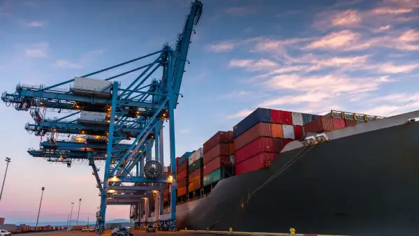Un barco con contenedores llega a uno de los puertos para hacer actividades de transbordo.