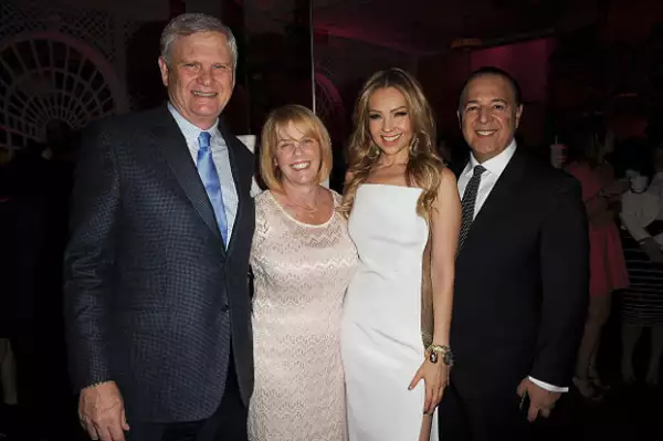 La pareja posó con Lili Estefan y el CEO de Univisión, Randy Falco.