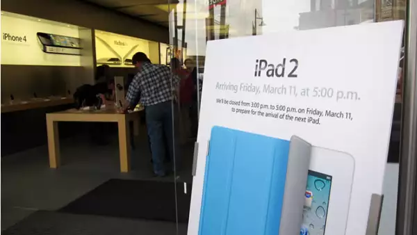 Los empleados de Apple cerraron las tiendas desde las 15:00 horas para preparar la salida del nuevo equipo.