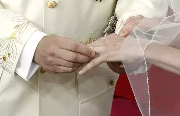 La pareja intercambió anillos de Cartier de una aleación blanca de oro-platino de 18 kilates.