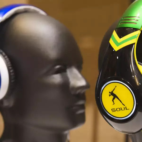 En el CES 2013 se presentan las tendencias de consumo de la industria tecnológica. En la imagen un par de audífonos Soul SL300 inspirados en Tim Tebow y Usain Bolt.