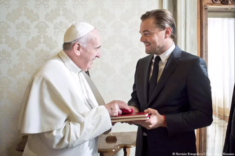 El actor y el pontífice se reunieron en el Vaticano, donde Dicaprio le regaló un libro muy significativo para él.