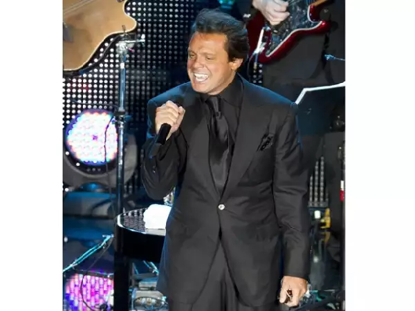 Elegante como siempre, Luis Miguel comenzó la serie de conciertos que dará en México.