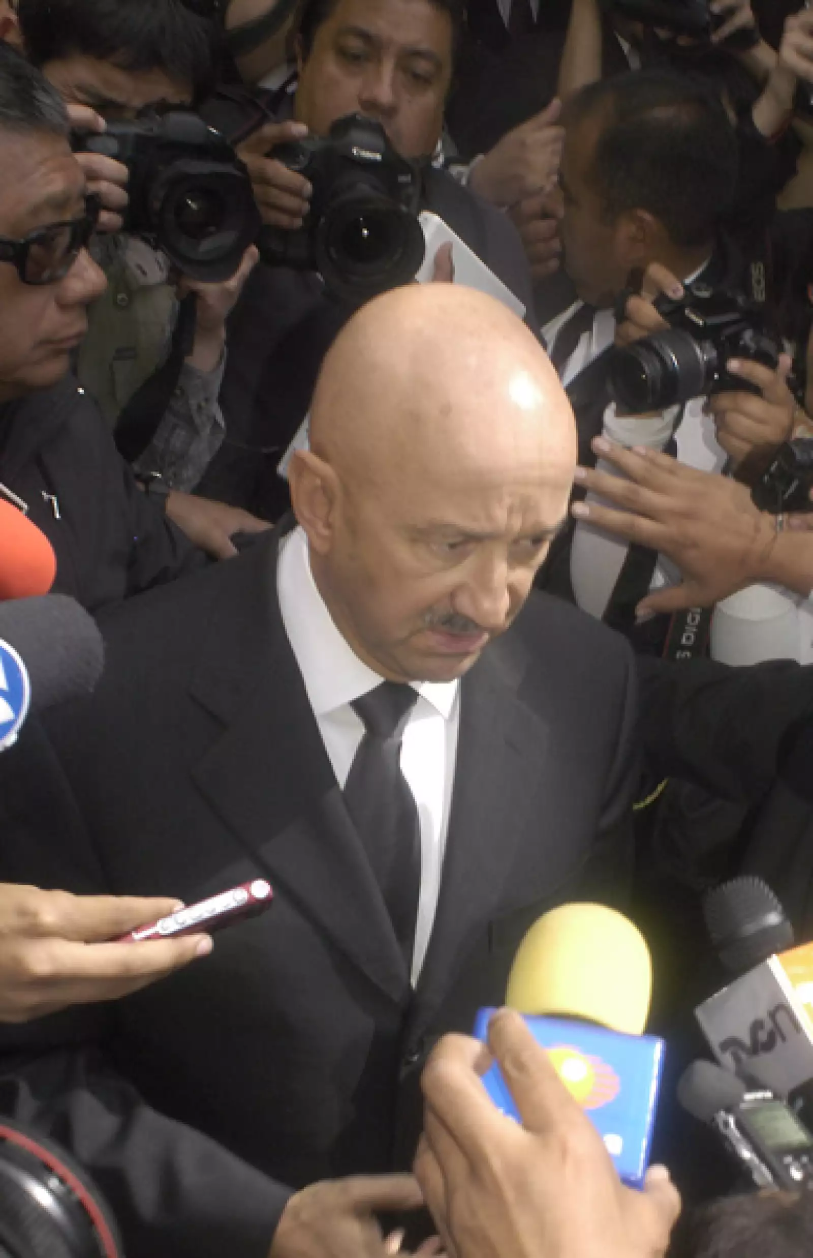 El ex presidente de México, Carlos Salinas de Gortari, a su llegada al funeral de Miguel de la Madrid.