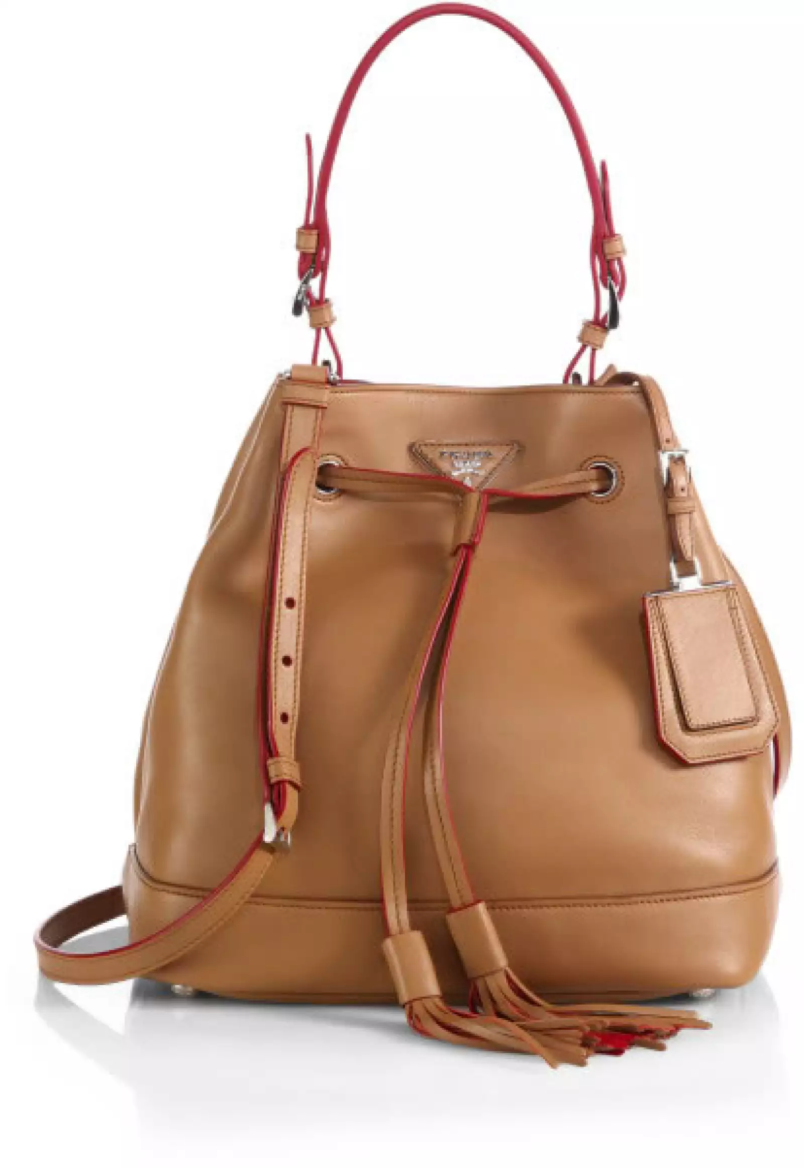 Nos encanta el detalle en rojo que Prada utiliza en su `bucket bag´.